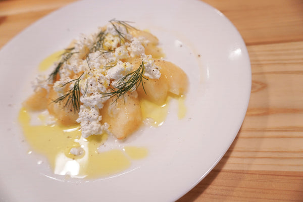 桃とカッテージチーズの塩麴ソースがけ